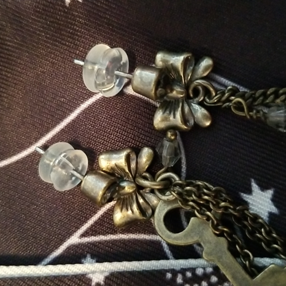 RARE Betsey Johnson Lock & Key Mismatched Drop Earrings - Picture 4 of 11